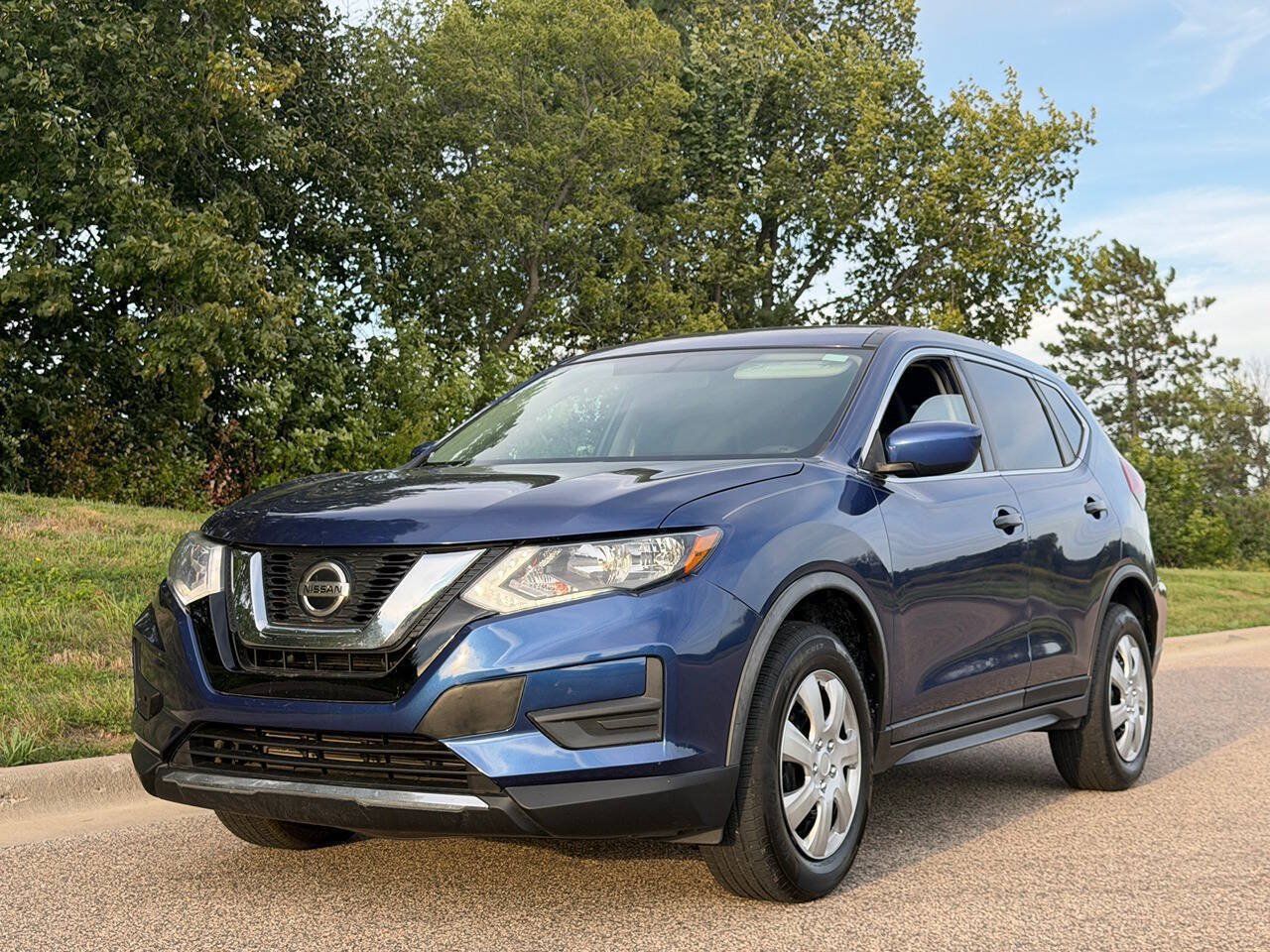 Used 2018 Nissan Rogue S AWD/4WD image 1