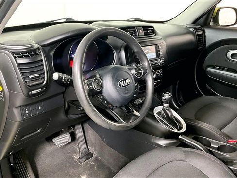 Used 2017 Kia Soul + image 12
