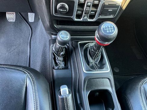 Used 2018 Jeep Wrangler Unlimited Sahara image 20