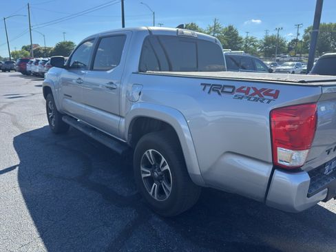 Used 2018 Toyota Tacoma TRD Sport AWD/4WD image 5