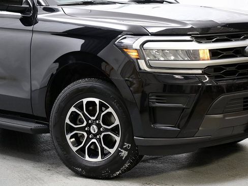 Used 2024 Ford Expedition Max XLT image 3