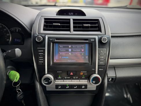 Used 2014 Toyota Camry SE w/ Moonroof Package FWD image 14