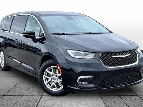 Used 2023 Chrysler Pacifica Touring-L FWD image 2
