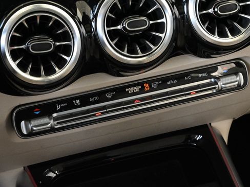 Used 2022 Mercedes-Benz GLB 250 4MATIC image 21
