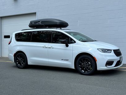 New 2025 Chrysler Pacifica Select w/ Fav Edition Package