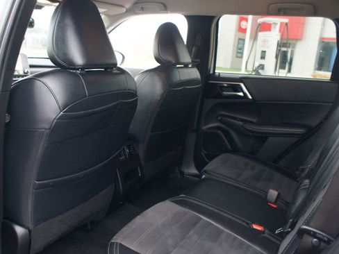 Used 2024 Mitsubishi Outlander SE image 15