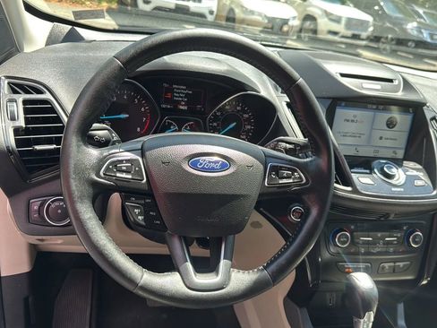 Used 2017 Ford Escape Titanium image 9