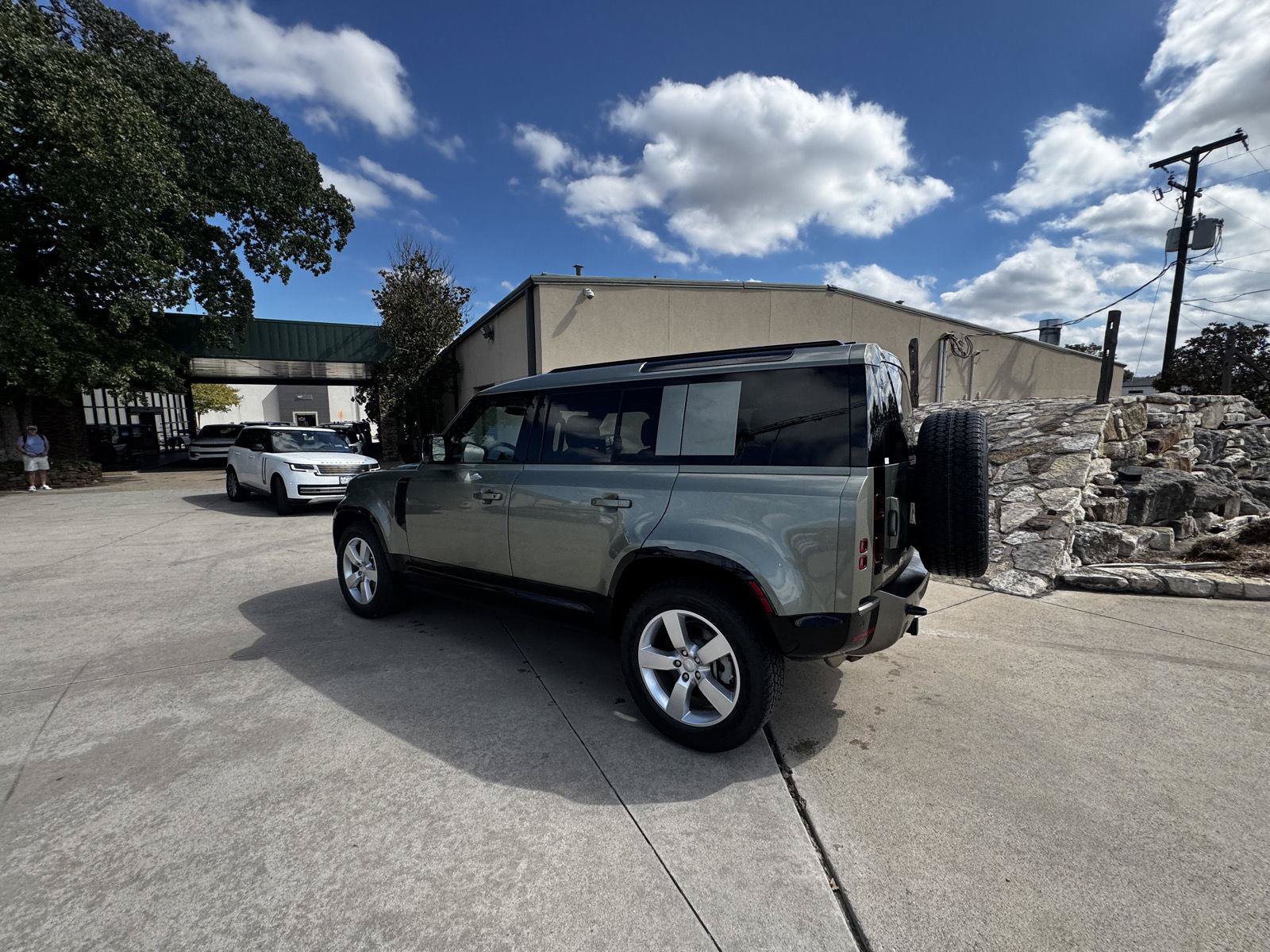 Used 2025 Land Rover Defender 110 X-Dynamic SE AWD/4WD image 4