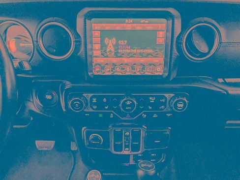 Used 2021 Jeep Wrangler Unlimited Sahara w/ Cold Weather Group image 9