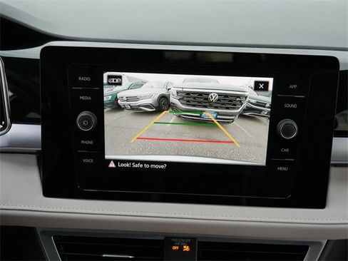 Certified 2025 Volkswagen Taos SE image 29