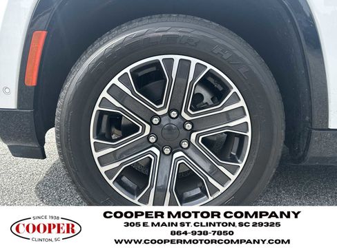Used 2024 Jeep Wagoneer L Series II w/ Flexible Seating Group RWD image 11