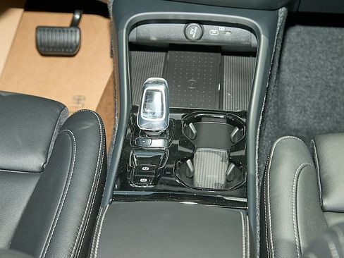 New 2026 Volvo XC40 B5 Plus w/ Protection Package Premier AWD/4WD image 28