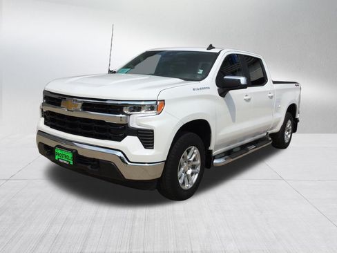 Used 2022 Chevrolet Silverado 1500 LT AWD/4WD image 2