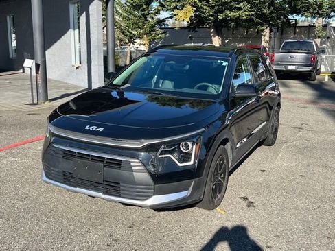Used 2024 Kia Niro LX image 3