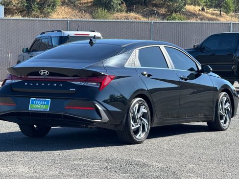 Used 2025 Hyundai Elantra Limited FWD image 3