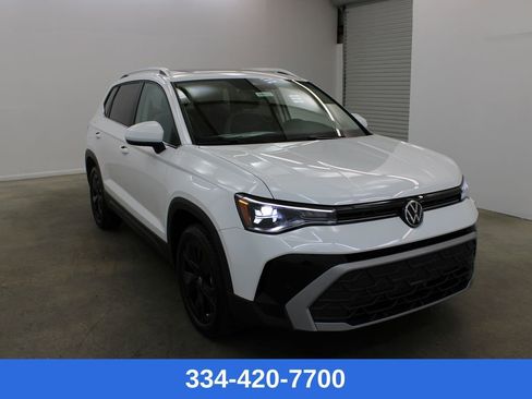 New 2026 Volkswagen Taos SE image 5