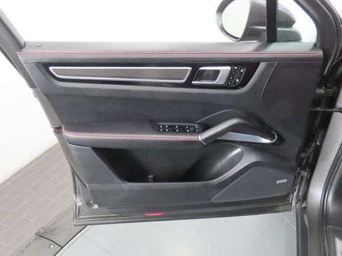 Certified 2023 Porsche Cayenne Turbo S AWD/4WD image 37