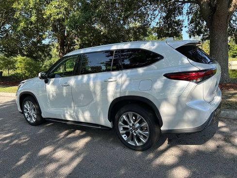 Used 2022 Toyota Highlander Limited FWD image 4
