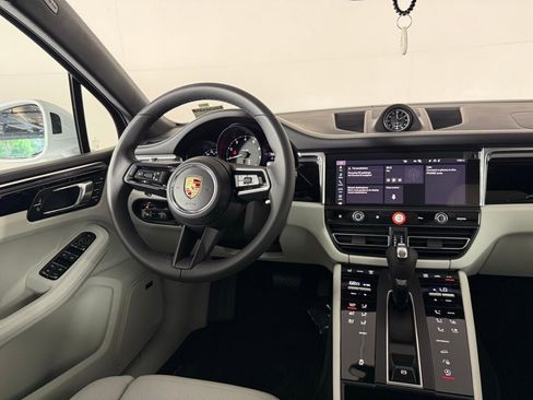 Certified 2025 Porsche Macan image 19
