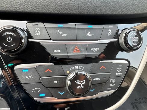 Used 2023 Chrysler Pacifica Touring-L FWD image 19