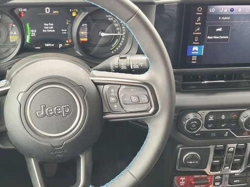 Used 2025 Jeep Wrangler Unlimited Rubicon 4xe w/ Convenience Group AWD/4WD image 13