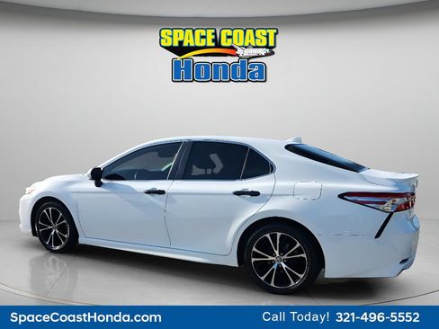Used 2020 Toyota Camry SE w/ Convenience Package FWD image 11
