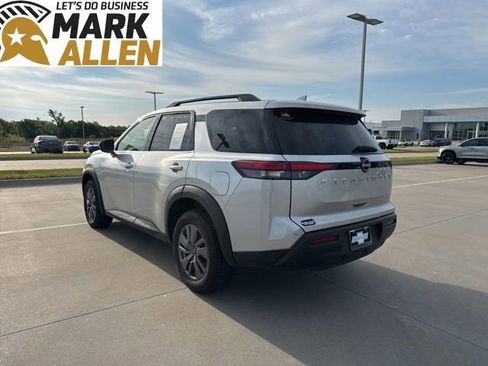 Used 2025 Nissan Pathfinder SV FWD image 4
