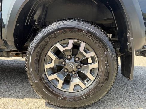 Used 2022 Toyota Tacoma TRD Off-Road w/ TRD Premium Off Road Package AWD/4WD image 23