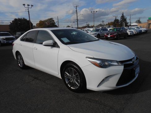 Used 2017 Toyota Camry SE image 3