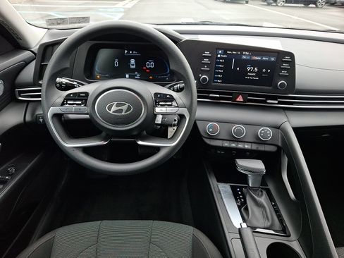 Certified 2024 Hyundai Elantra SE image 11