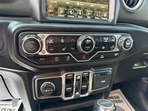 Used 2020 Jeep Gladiator Overland AWD/4WD image 13