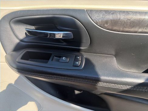 Used 2017 Dodge Grand Caravan SE FWD image 18