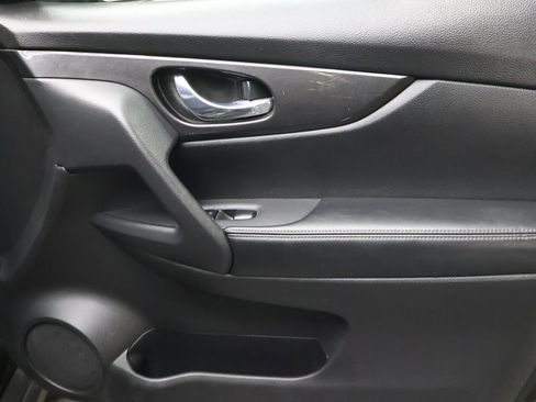 Used 2017 Nissan Rogue S image 11