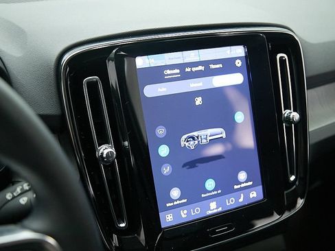 Certified 2025 Volvo XC40 B5 Ultra AWD/4WD image 15