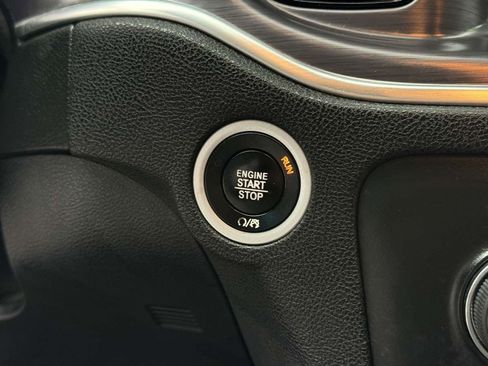 Used 2017 Dodge Charger SE w/ Blacktop Package image 32