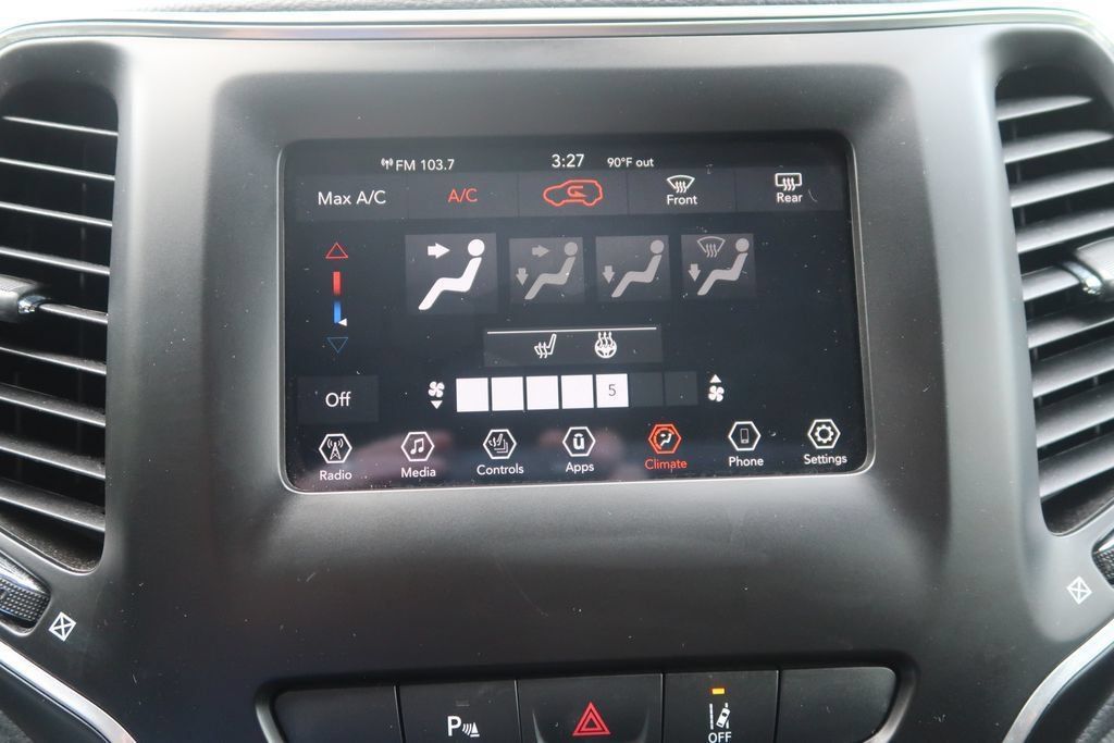 Used 2021 Jeep Cherokee Latitude Plus AWD/4WD image 29
