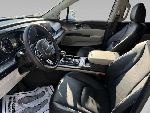 Used 2024 Kia Carnival LX image 9