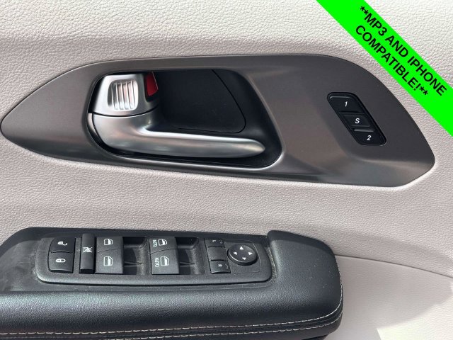 Used 2023 Chrysler Pacifica Touring-L FWD image 10