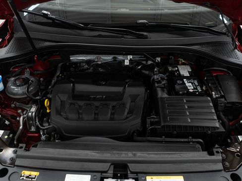 Used 2024 Volkswagen Tiguan SE w/ Panoramic Sunroof Package image 37