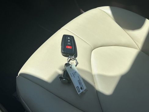 Used 2020 Toyota Highlander XLE AWD/4WD image 21