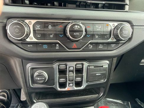 Used 2024 Jeep Wrangler High Altitude AWD/4WD image 28