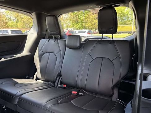 New 2027 Chrysler Pacifica Select FWD image 8