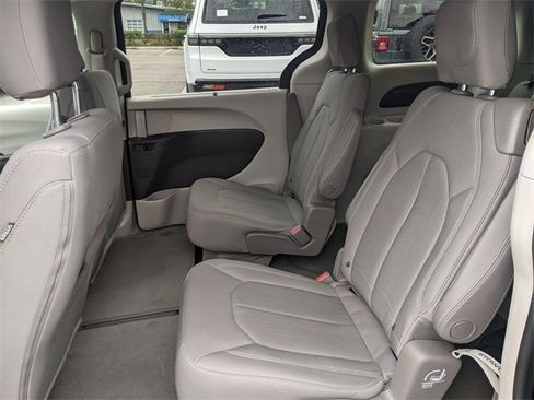 Used 2018 Chrysler Pacifica Touring Plus image 11