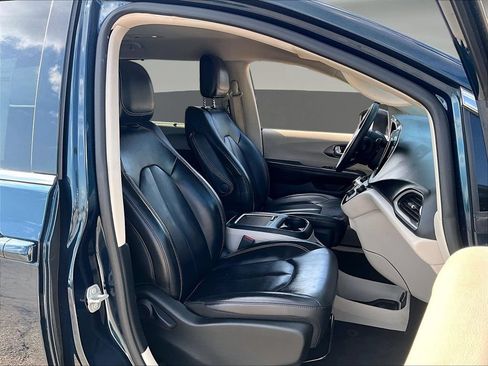 Used 2023 Chrysler Pacifica Touring-L FWD image 33