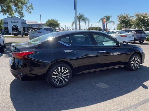 Used 2025 Nissan Altima 2.5 SV FWD image 7