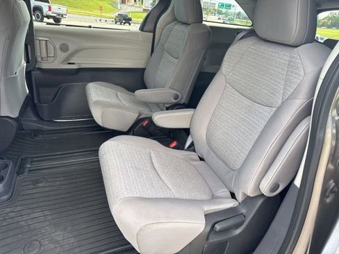 Used 2023 Toyota Sienna LE FWD image 6
