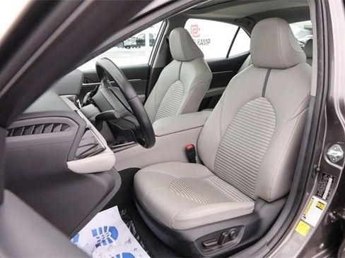 Used 2022 Toyota Camry SE image 9