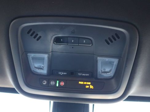 Used 2022 Chevrolet Traverse RS AWD/4WD image 19