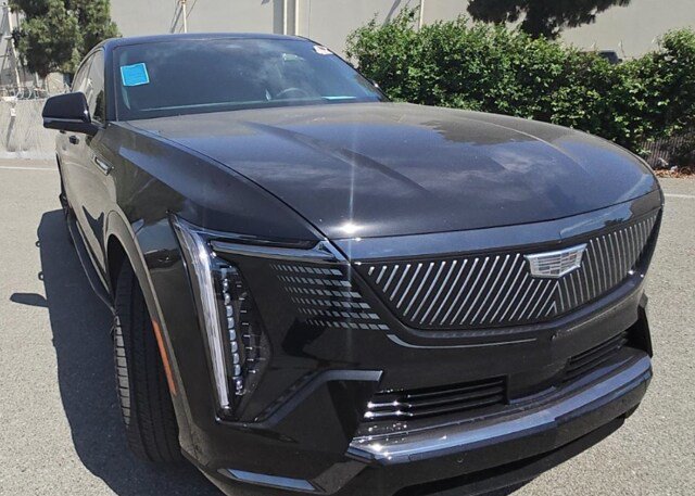 Used 2025 Cadillac Escalade IQ Sport 2 w/ LPO, ONYX Package AWD/4WD image 2