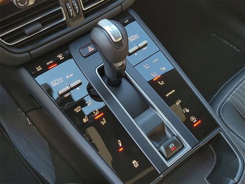 Certified 2025 Porsche Macan Turbo image 32